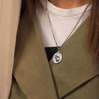 قلادة كلاسيكية شكل عمله لون فضي من فوندو