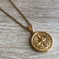 عقد بوصلة باللون الذهبي و الفضي