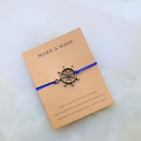 سوارة بشكل دفة السفينه وخيط نحيف باللون الازرق من...