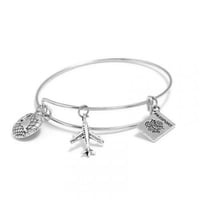 سوار معدني بزينة طائره و جواز سفر لون فضي