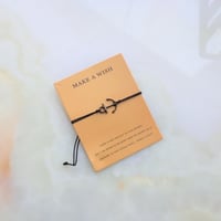 سوارة بشكل المرساة وخيط نحيف باللون الاسود من فوند...