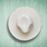 قبعة قش للشاطئ / لون أبيض