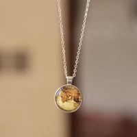 عقد برسمة خريطة العالم لون فضي