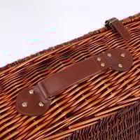 سلة رحلات راتان مع ادوات مائدة للبر والمنتزهات