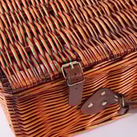 سلة رحلات راتان مع ادوات مائدة للبر والمنتزهات