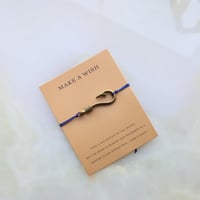 سوارة بشكل السناره وخيط نحيف باللون الازرق من فوند...