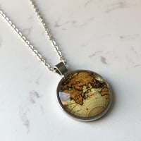 عقد برسمة خريطة العالم لون فضي