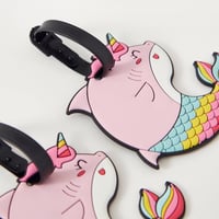 تاق حقيبة لسفر مصمم بشكل حوت