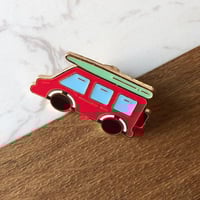 بروش سيارة باللون الاحمر من فوندو