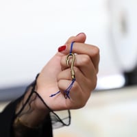 سوارة بشكل السناره وخيط نحيف باللون الازرق من فوند...