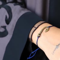 سوارة بشكل الطعم وخيط نحيف باللون الازرق من فوندو