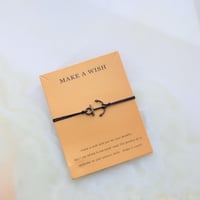 سوارة بشكل المرساة وخيط نحيف باللون الاسود من فوند...