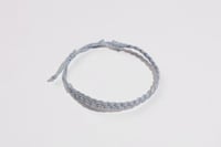 سوار خيط رمادي