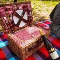 سلة رحلات راتان مع ادوات مائدة للبر والمنتزهات