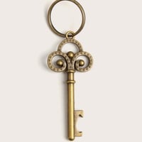 ميدالية مفاتيح شكل مفتاح لون نحاسي