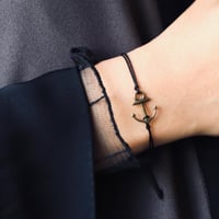 سوارة بشكل المرساة وخيط نحيف باللون الاسود من فوند...