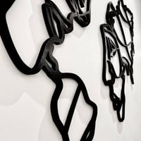 جدارية العالم بشكل وجه انسان لون اسود