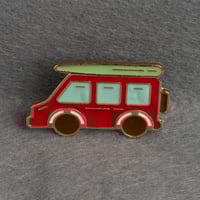 بروش سيارة باللون الاحمر من فوندو