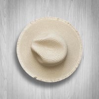 قبعة قش للشاطئ لون بيج فاتح