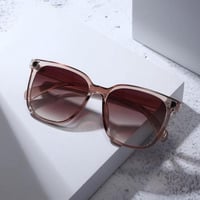 نظارة شمسيه ايطار شفاف لون بني