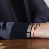 سوارة بشكل المرساة وخيط نحيف باللون البرتقالي من ف...