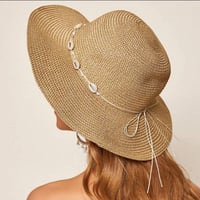 قبعة شاطئ / زينة صدف