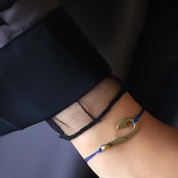 سوارة بشكل الطعم وخيط نحيف باللون الازرق من فوندو