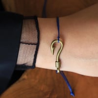 سوارة بشكل السناره وخيط نحيف باللون الازرق من فوند...