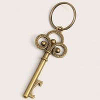 ميدالية مفاتيح شكل مفتاح لون نحاسي