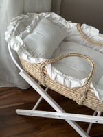 سلة موسى خيزران ومفرش أبيض وقاعدة ثابته