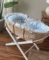 سلة موسى خيزران بمفرش سماوي مُزين بـ أطراف كُلفة و...