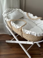 سلة موسى خيزران ومفرش أبيض وقاعدة ثابته