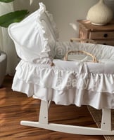 سلة موسى خيزران بمفرش أبيض كسرات طبقتين بمظلة وقاع...