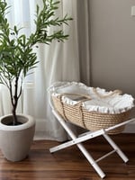 سلة موسى خيزران ومفرش أبيض وقاعدة ثابته