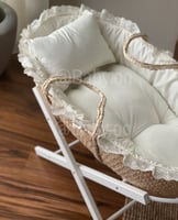 سلة موسى خيزران بمفرش سكري مُزين بكلفة وقاعدة ثابت...