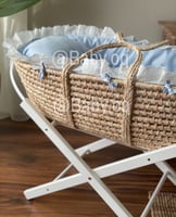 سلة موسى خيزران بمفرش سماوي مُزين بـ أطراف كُلفة و...