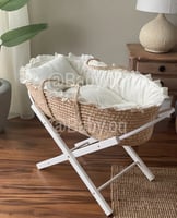 سلة موسى خيزران بمفرش سكري مُزين بكلفة وقاعدة ثابت...