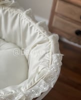 سلة موسى خيزران بمفرش سكري مُزين بكلفة وقاعدة ثابت...