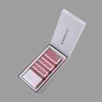 شماغ جيفنشي احمر المميز