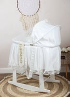 مهد مواليد (سلة موسى) + قاعدة هزاز ابيض