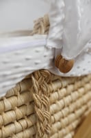 مهد مواليد (سلة موسى) لون ابيض + قاعدة