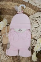 طقم قبعة وقفازات مع مريلة للرضع