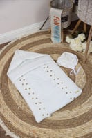 مدس مواليد حديثي الولادة بتصميم أنيق مع ذهبي