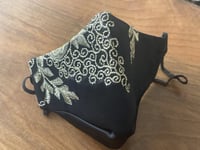 كمامة مناسبات بتطريز ذهبي الوان متعددة