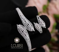 اسوارة وخاتم فاخرة مصاغة من الفضة