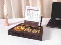 ستاند مكتبي فاخر مع تقويم للعام الهجري 1447