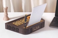 ستاند مكتبي فاخر مع تقويم للعام الهجري 1447