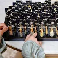 صينية 50 بطاقة تذكارية بتوزيعات المسك او العود - ب...