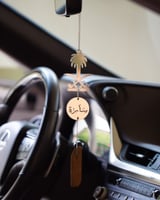 تعليقة سيارة بتصميم سيفين ونخلة مع كسرة عود