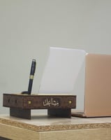 ستاند مكتبي مع تقويم للعام الهجري 1447